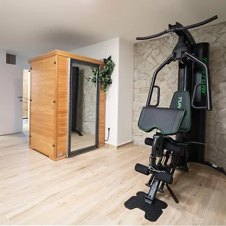 Tria Quercus With Rooftop Pool Villa