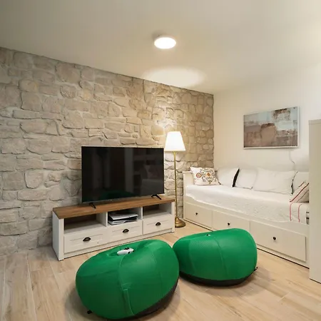 Tria Quercus With Rooftop Pool Villa