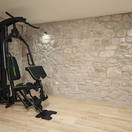 Tria Quercus With Rooftop Pool Villa