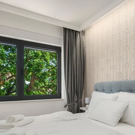 Villa Tria Quercus With Rooftop Pool