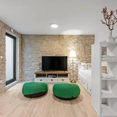 Tria Quercus With Rooftop Pool Villa