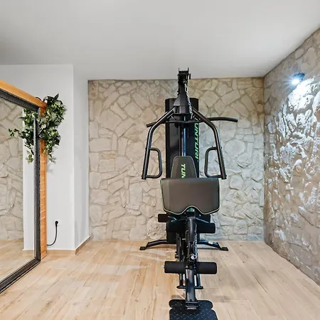 Villa Tria Quercus With Rooftop Pool