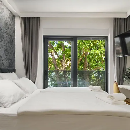 Tria Quercus With Rooftop Pool Villa *