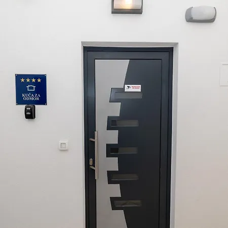 Villa Tria Quercus With Rooftop Pool