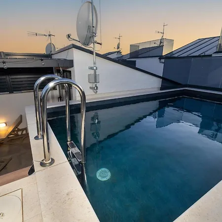 Villa Tria Quercus With Rooftop Pool