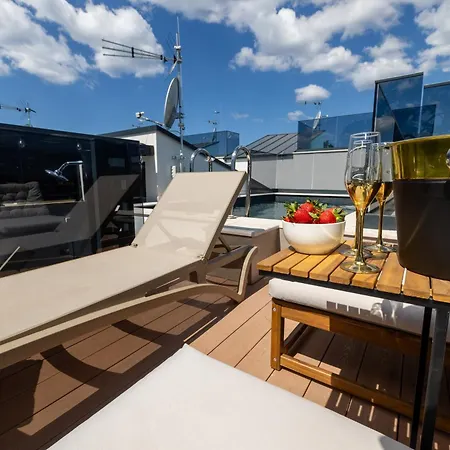 Villa Tria Quercus With Rooftop Pool *