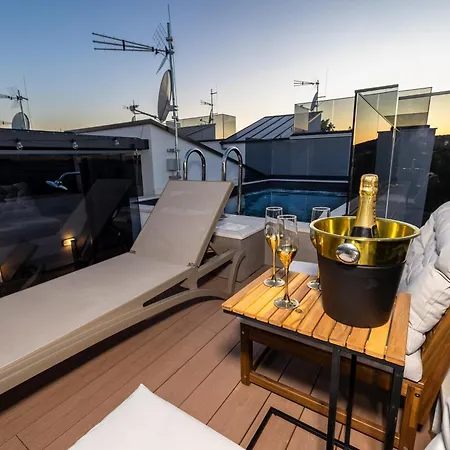 Tria Quercus With Rooftop Pool