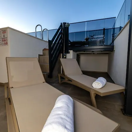 Tria Quercus With Rooftop Pool Villa *