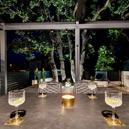 Villa Tria Quercus With Rooftop Pool *