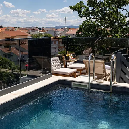 Tria Quercus With Rooftop Pool Villa *