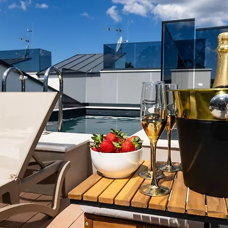 Tria Quercus With Rooftop Pool Villa