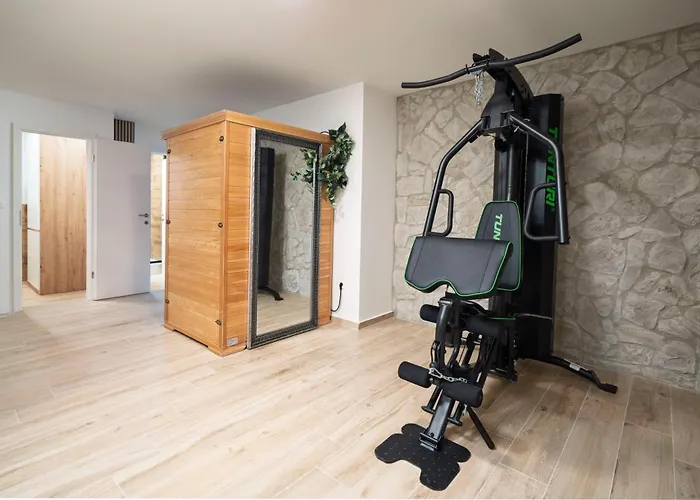 Tria Quercus With Rooftop Pool Villa