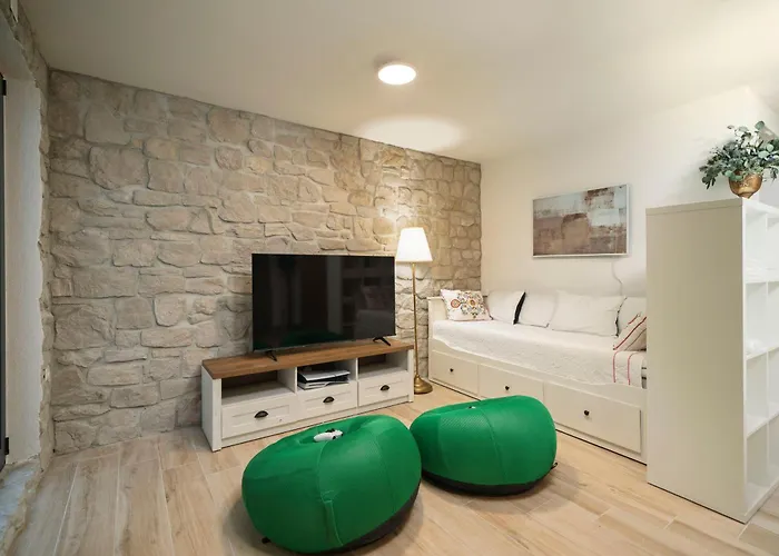 Tria Quercus With Rooftop Pool Villa