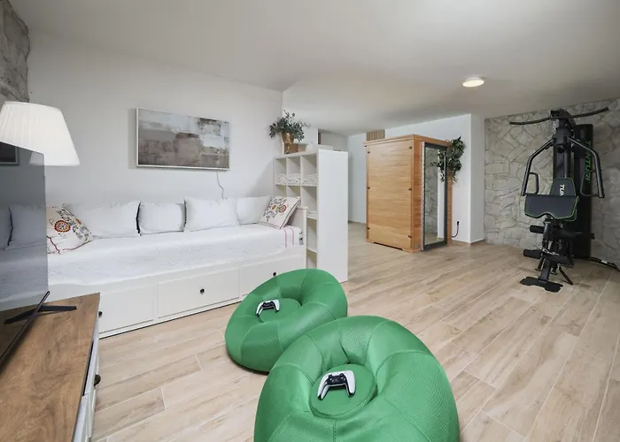 Tria Quercus With Rooftop Pool