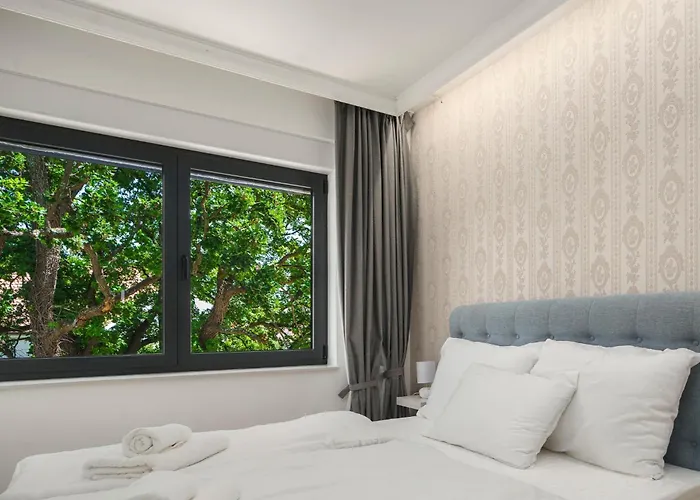 ヴィラ Tria Quercus With Rooftop Pool