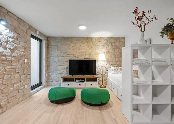 Tria Quercus With Rooftop Pool Villa