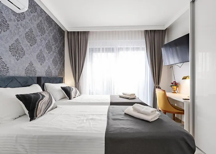 ヴィラ Tria Quercus With Rooftop Pool