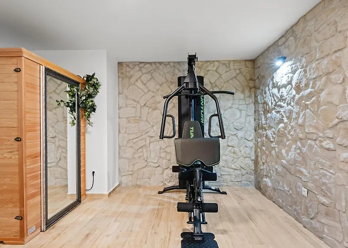 ヴィラ Tria Quercus With Rooftop Pool