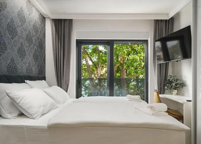 Tria Quercus With Rooftop Pool Villa *