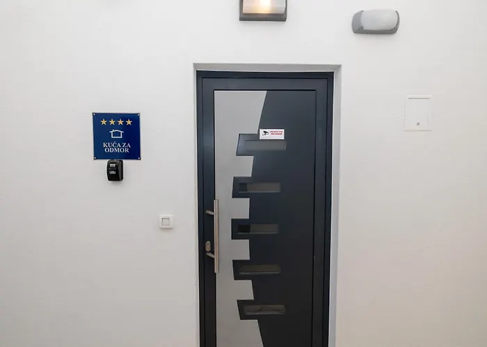 ヴィラ Tria Quercus With Rooftop Pool