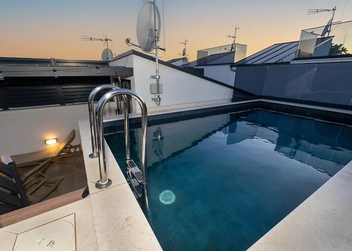 Villa Tria Quercus With Rooftop Pool