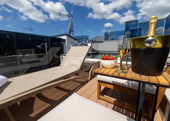 ヴィラ Tria Quercus With Rooftop Pool *