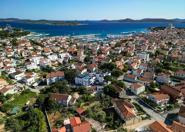 Tria Quercus With Rooftop Pool *