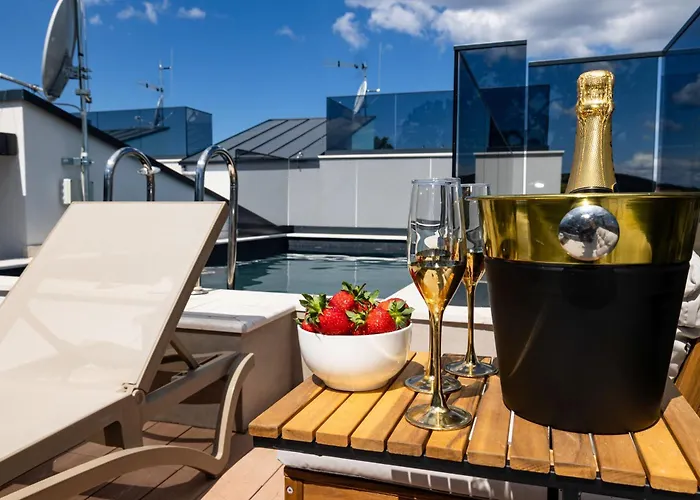 Tria Quercus With Rooftop Pool Villa